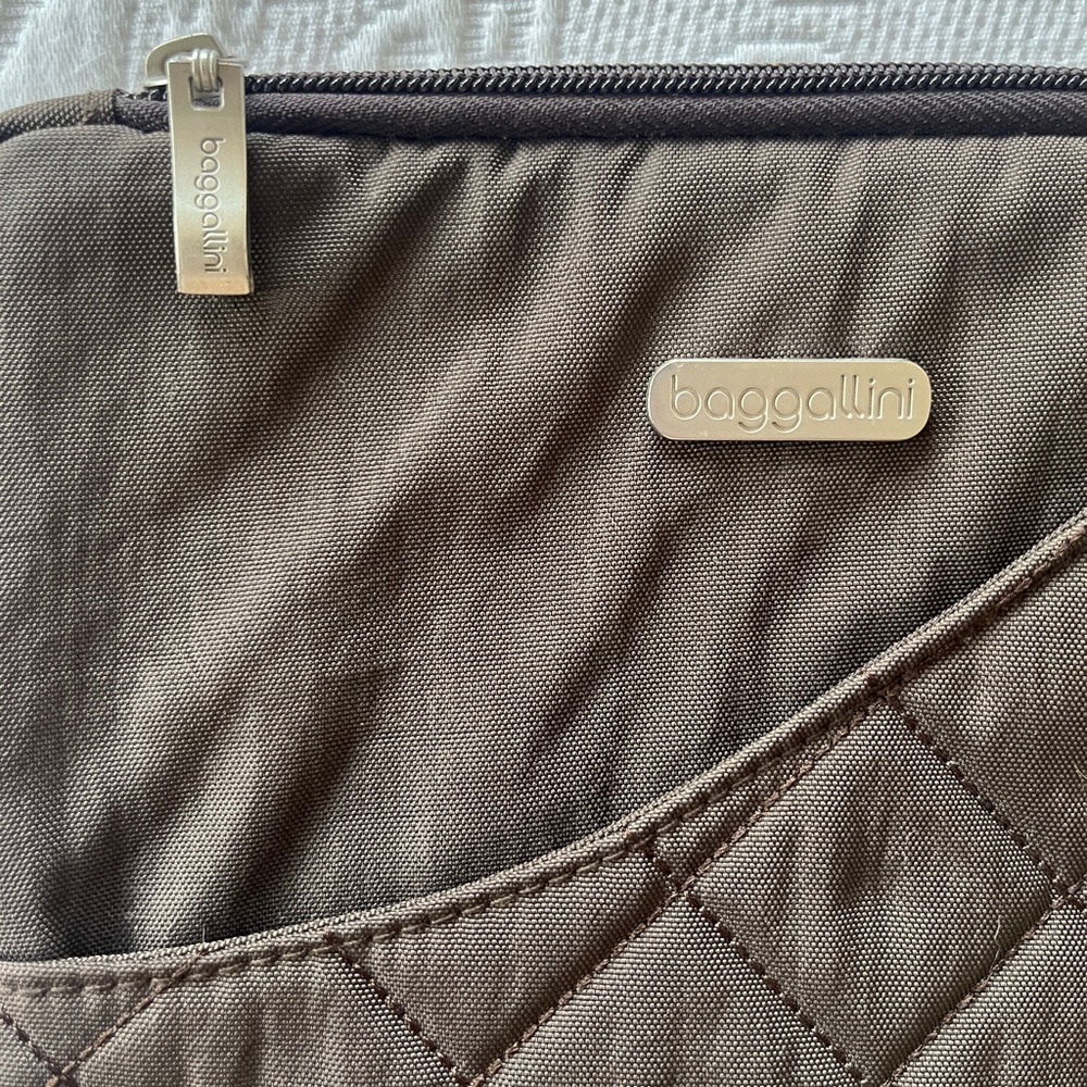 Bagallini Zippered Tablet Sleeve, Chocolate Brown Quilted iPad Cover - Picture 3 of 5